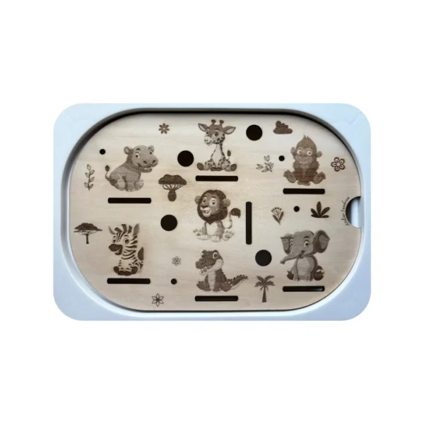 Insert sensoriel en bois représentant les animaux de la savane (lion, girafe, zèbre, éléphant, singe) pour activités de tri, d’exploration et de vocabulaire