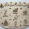 Insert sensoriel en bois décor de noël association visuelle - avec ses jetons en bois alignés en haut