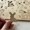 Zoom Puzzle en bois - Les animaux de la ferme une pièce tenue en main