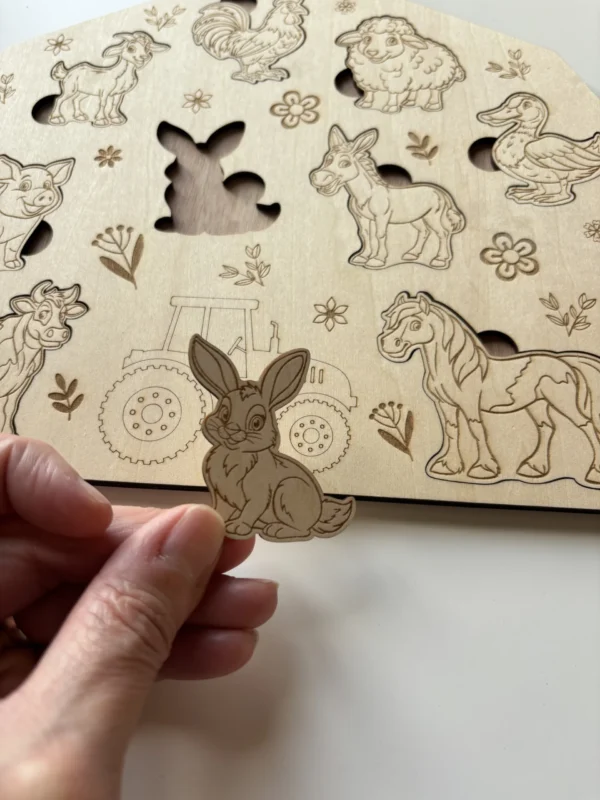 Zoom Puzzle en bois - Les animaux de la ferme une pièce tenue en main