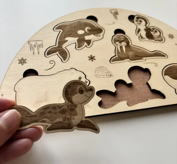 Zoom Puzzle en bois - Les animaux arctiques une pièce tenue en main
