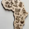 Puzzle en bois - Les animaux de l'Afrique sur la carte de l'Afrique - vue de biais