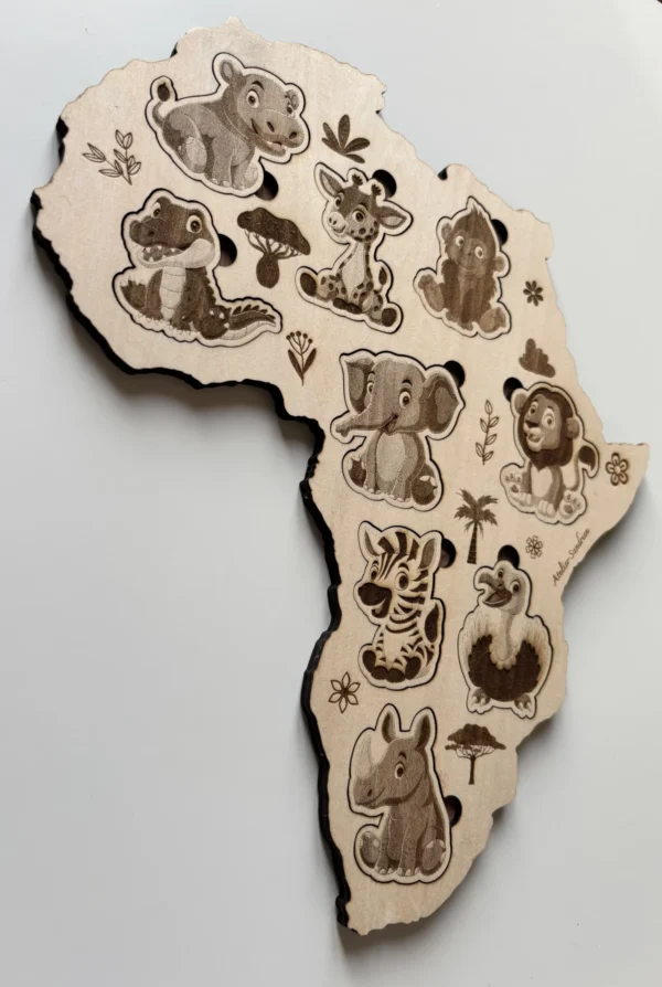 Puzzle en bois - Les animaux de l'Afrique sur la carte de l'Afrique - vue de biais