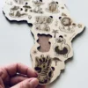 Puzzle en bois - Les animaux de l'Afrique sur la carte de l'Afrique - le zèbre tenue en main