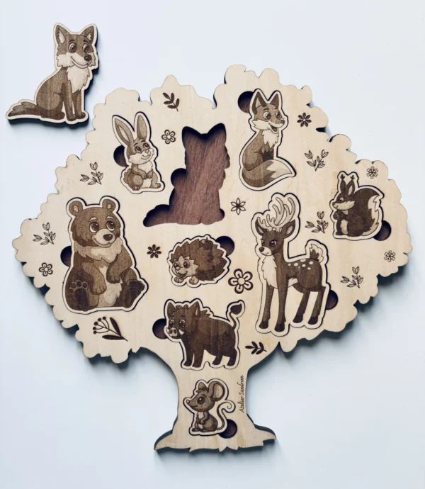 Puzzle forme arbre en bois - Les animaux de la forêt - avec la pièce renard à côté du puzzle