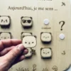 Tableau éducatif en bois - Mes émotions "ours" un jeton tenu en main