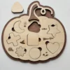 Puzzle en bois en forme de citrouille Halloween - le triangle sorti du puzzle