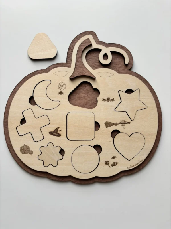 Puzzle en bois en forme de citrouille Halloween - le triangle sorti du puzzle