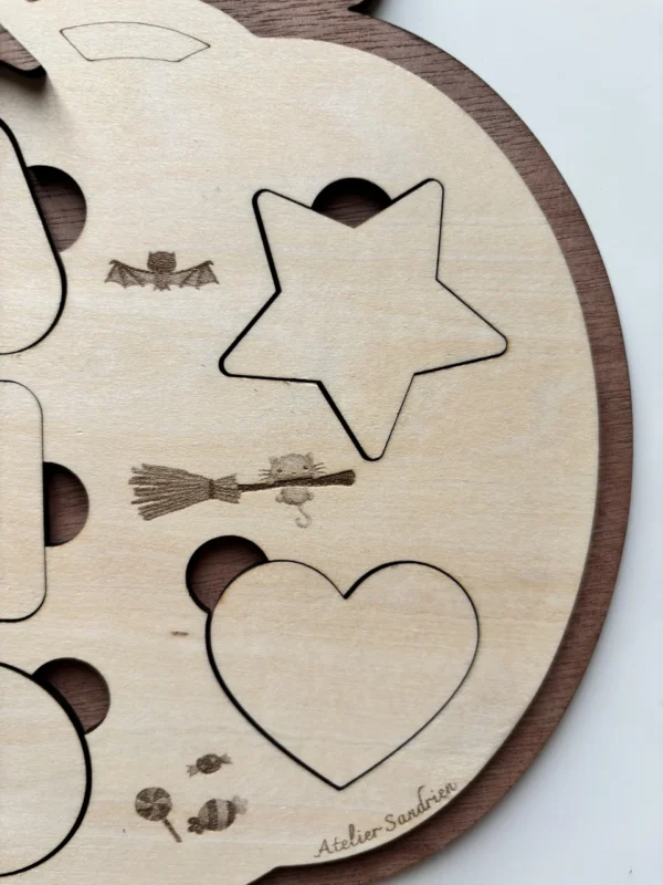 Puzzle en bois en forme de citrouille Halloween - zoom pièces et gravures