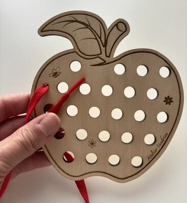 Pomme à lacer en bois
