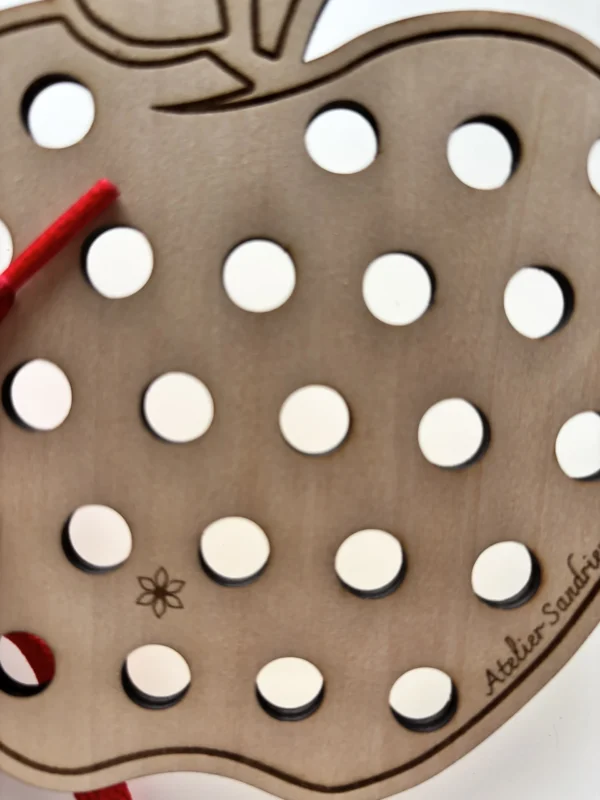 Pomme à lacer en bois