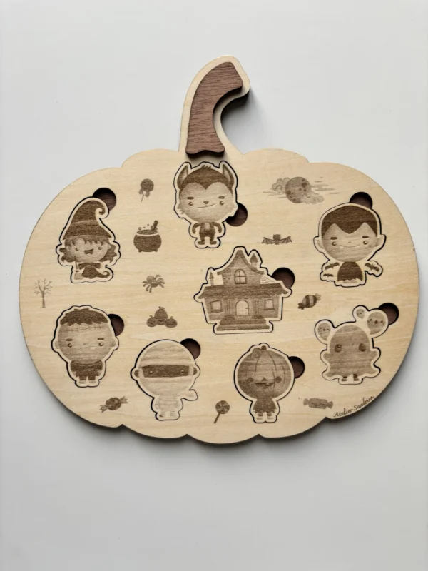 Puzzle en bois en forme de citrouille Halloween - les personnages et objets