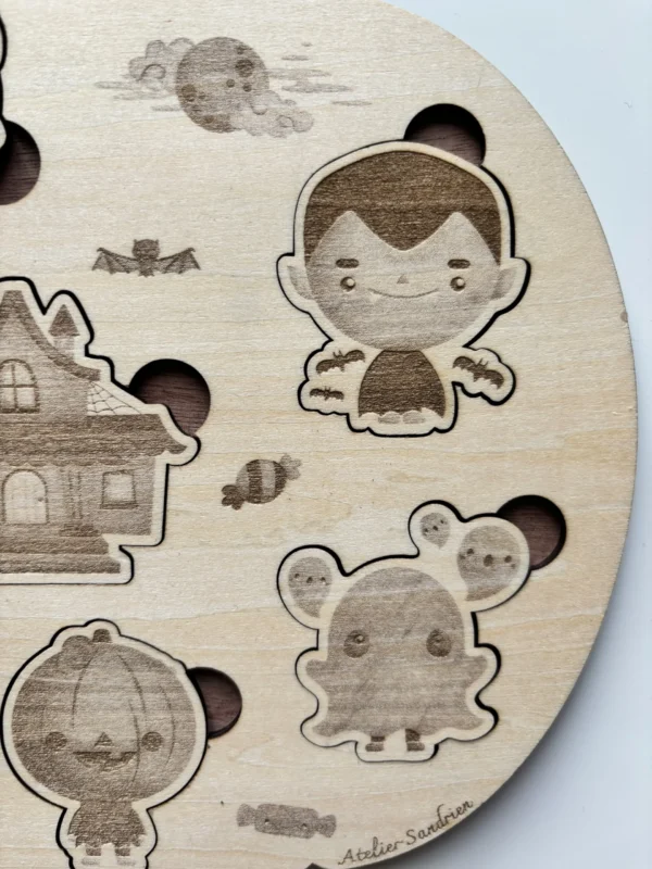 Puzzle en bois en forme de citrouille Halloween - zoom sur les pièces et gravures