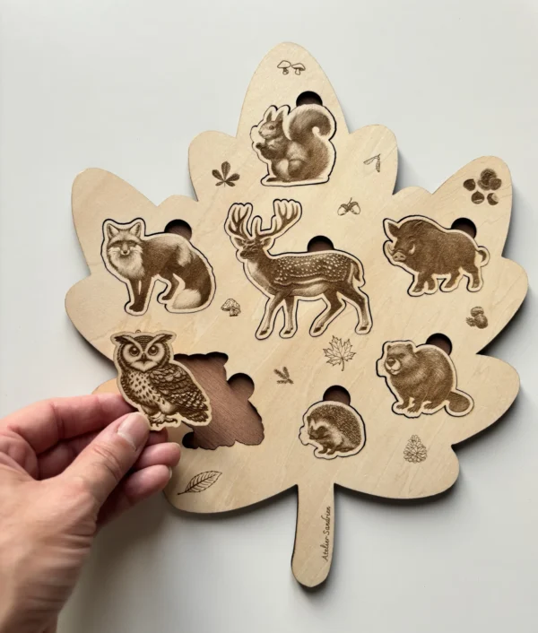 Puzzle forme feuille en bois - Les animaux de la forêt - le hibou tenu en main