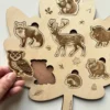 Puzzle forme feuille en bois - Les animaux de la forêt - la pièce hibou tenue en main