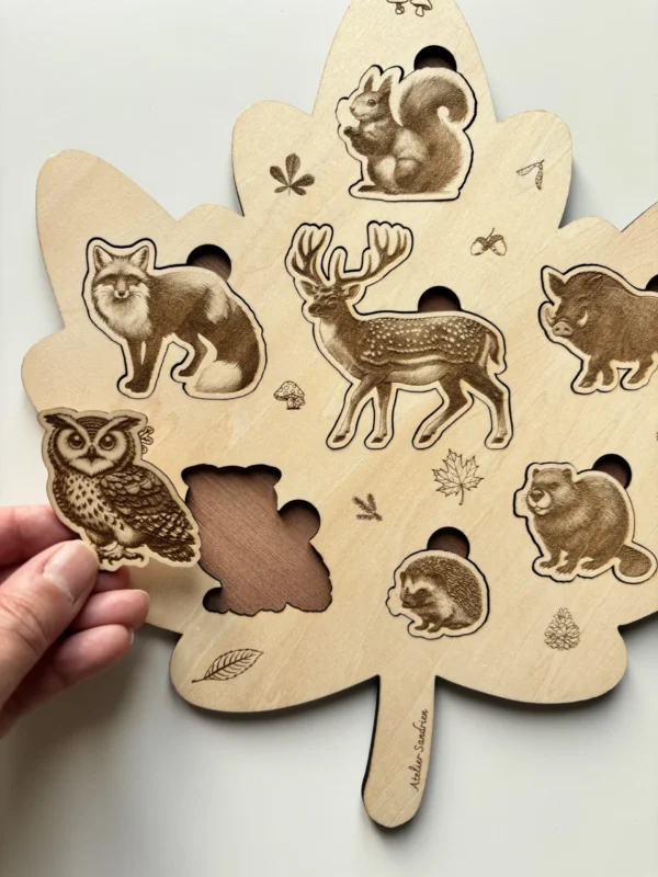 Puzzle forme feuille en bois - Les animaux de la forêt - la pièce hibou tenue en main