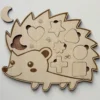 Puzzle en bois - Hérisson avec la pièce lune en dehors du puzzle