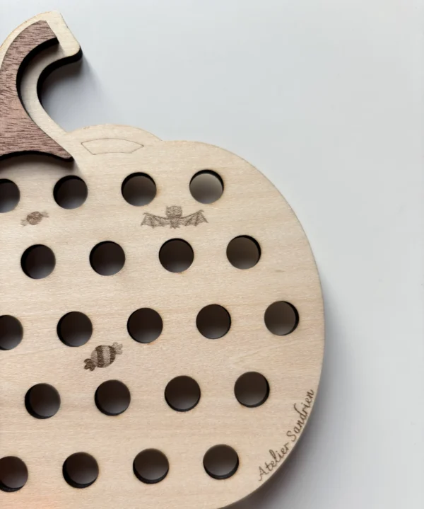 Détail citrouille à lacer avec objets halloween gravés (chauve-souris, bonbon...)