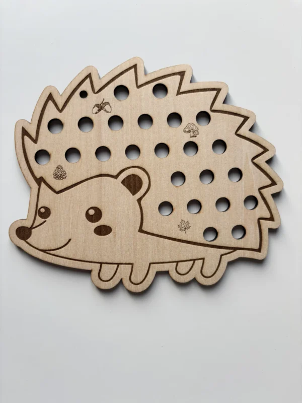 Hérisson souriant en bois à lacer avec des détails gravés (glands, champignons...)