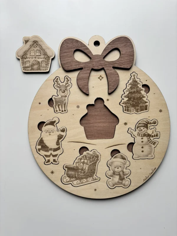 Puzzle en bois en forme de boule de noël - avec la pièce chalet sorti du puzzle