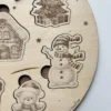 Puzzle en bois en forme de boule de noël - zoom sur les pièces (ours, bonhomme de neige, sapin de noël...