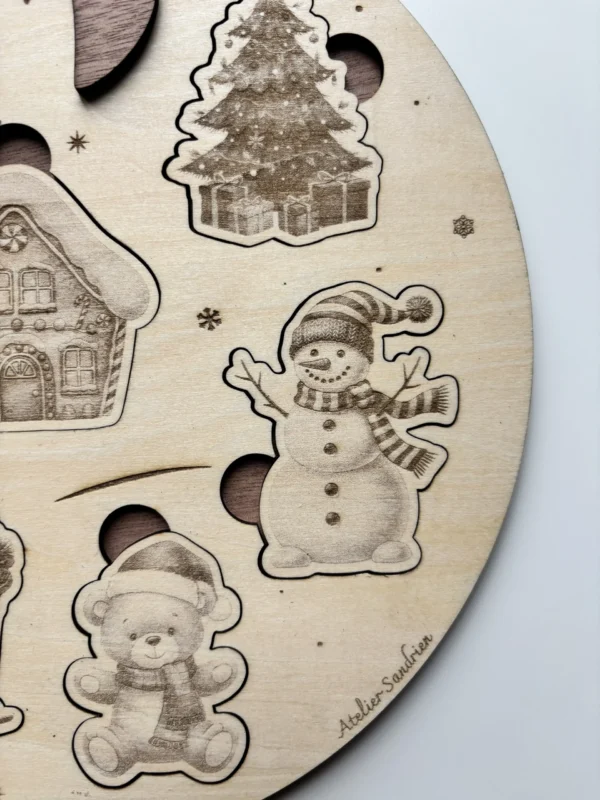 Puzzle en bois en forme de boule de noël - zoom sur les pièces (ours, bonhomme de neige, sapin de noël...