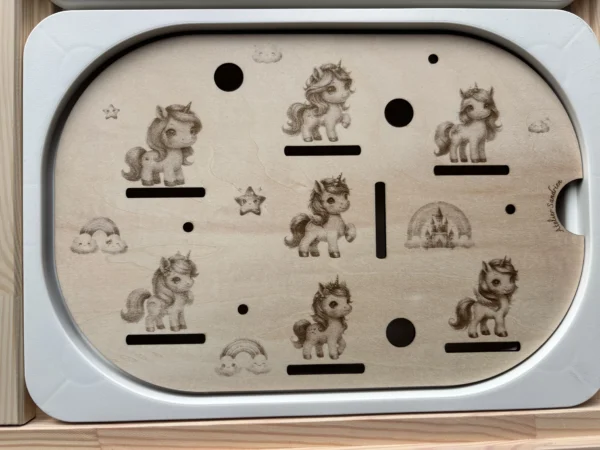 Insert sensoriel en bois avec licornes pour jeu d’association visuelle et motricité fine