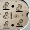 Détail d’un insert sensoriel en bois avec licornes gravées pour activité de motricité fine