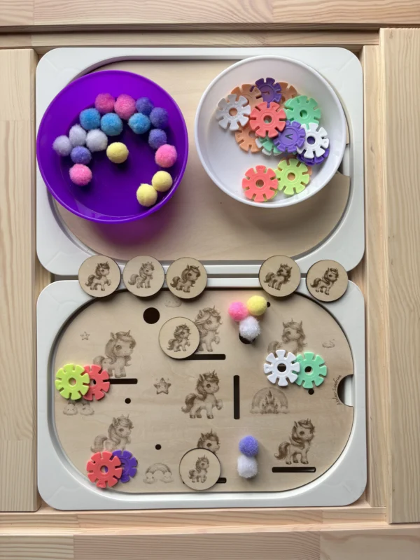 insert sensoriel en bois licornes et accessoires pour tri et motricité fine