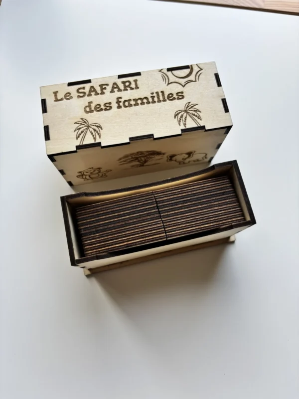 Duo puzzle en bois sur le safari des familles dans sa boîte ouverte