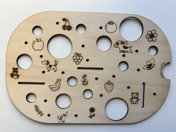 Insert sensoriel en bois avec trous de différentes tailles et illustrations gravées pour exploration et manipulation