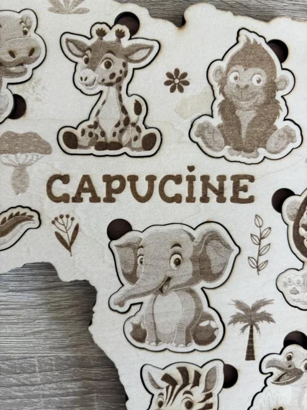 Puzzle en bois - détail des animaux de l'Afrique (girafe, gorille...) avec le prénom Capucine gravé