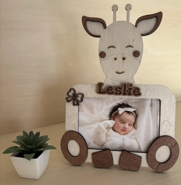 Cadre photo en bois - représentant une girafe 2 couleurs de bois