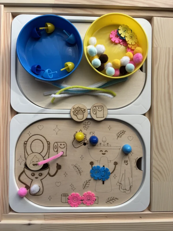 Insert sensoriel en bois autonomie aux toilettes accessoires colorés dans bols et accessoires posés