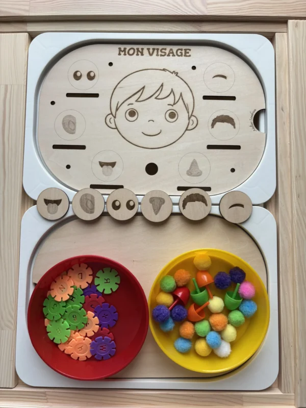 Insert sensoriel en bois le visage accessoires colorés dans bols