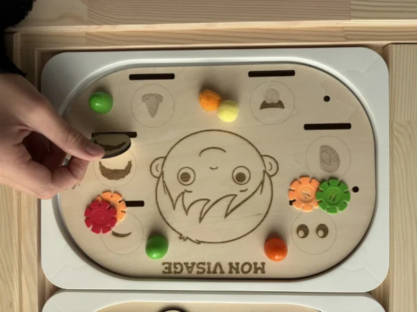 Insert sensoriel en bois le visage accessoires colorés accessoires posés et main d'enfant