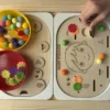 Insert sensoriel en bois le visage accessoires colorés dans bols et accessoires posés et main d'enfant