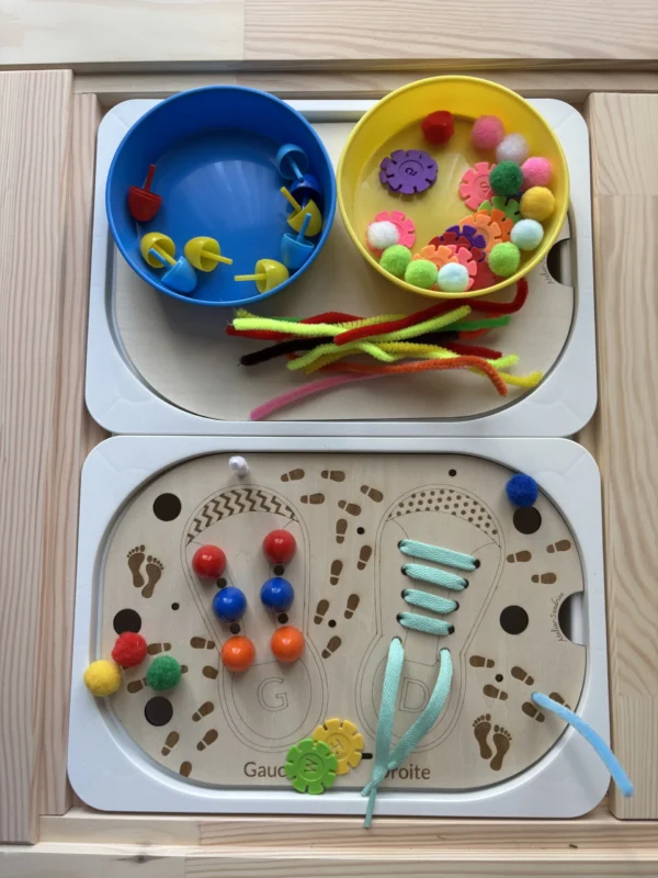 Insert sensoriel en bois faire ses lacets accessoires colorés dans bols et lacets