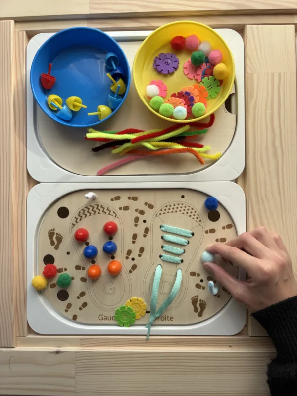 Insert sensoriel en bois faire ses lacets accessoires colorés dans bols et lacets main d'enfant qui joue