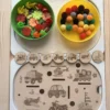 Insert sensoriel en bois avec véhicules gravés, jetons ronds et accessoires colorés posés dans des bols