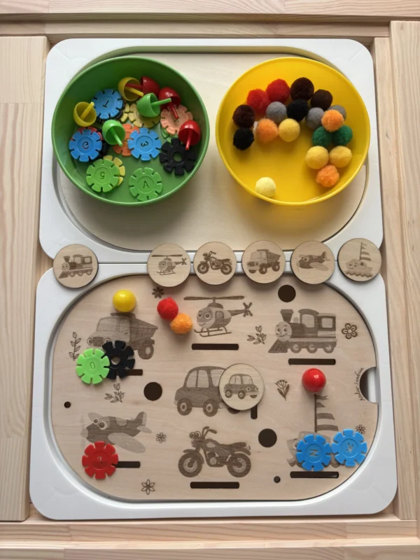 Insert sensoriel en bois avec véhicules gravés, jetons ronds et accessoires colorés