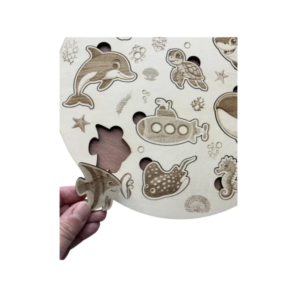 Le monde de la Mer - Puzzle en bois une pièce tenue en main