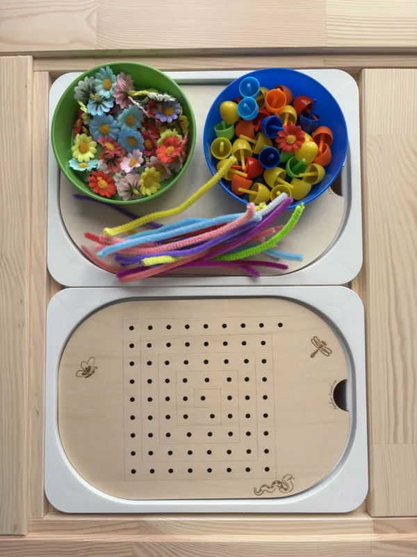 Insert sensoriel en bois forme carrée avec différents accessoires dans deux bols