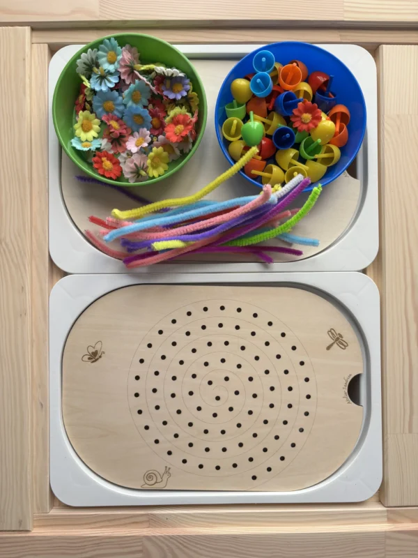 Insert sensoriel en bois spirale avec différents accessoires dans deux bols