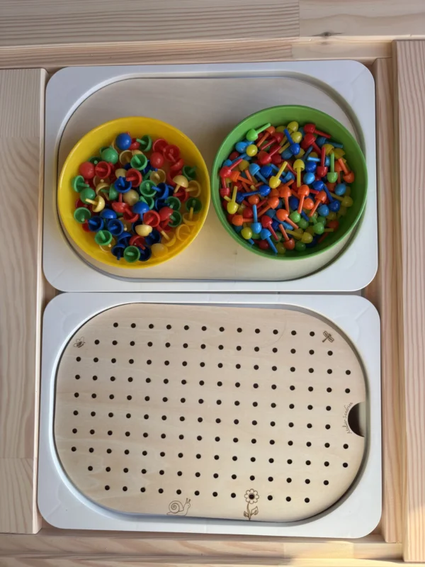 Insert sensoriel en bois avec trous picots plaque entière, 2 bols remplis de picots