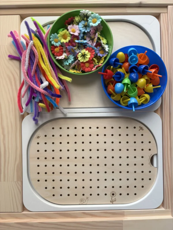 Insert sensoriel en bois avec trous picots plaque entière, 2 bols remplis de picots, fleurs et chenilles