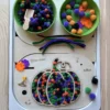 Activité sensorielle avec insert sensoriel en bois citrouille en bois, pompons et accessoires pour le comptage et la motricité fine