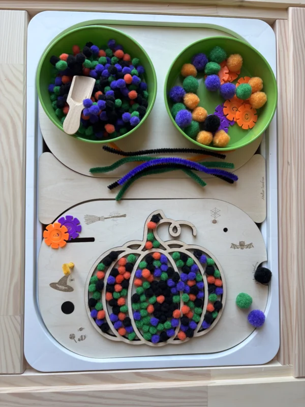 Activité sensorielle avec insert sensoriel en bois citrouille en bois, pompons et accessoires pour le comptage et la motricité fine