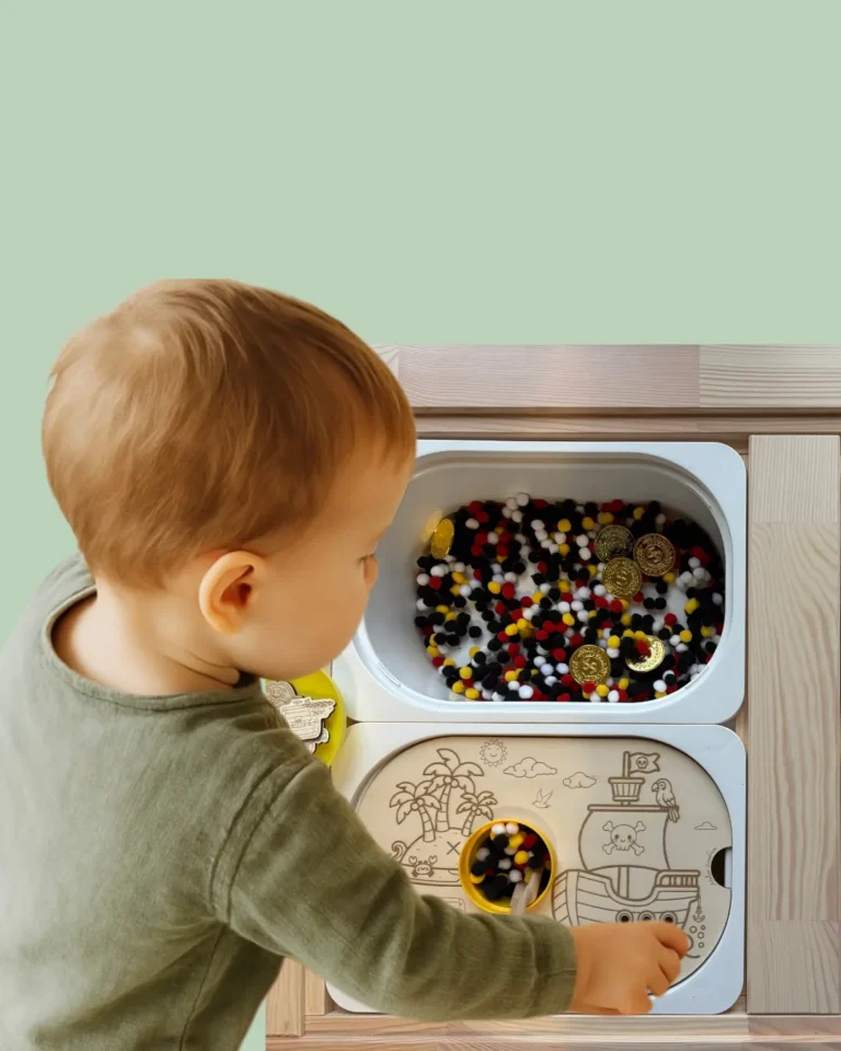 enfant qui joue avec un insert sensoriel pirate