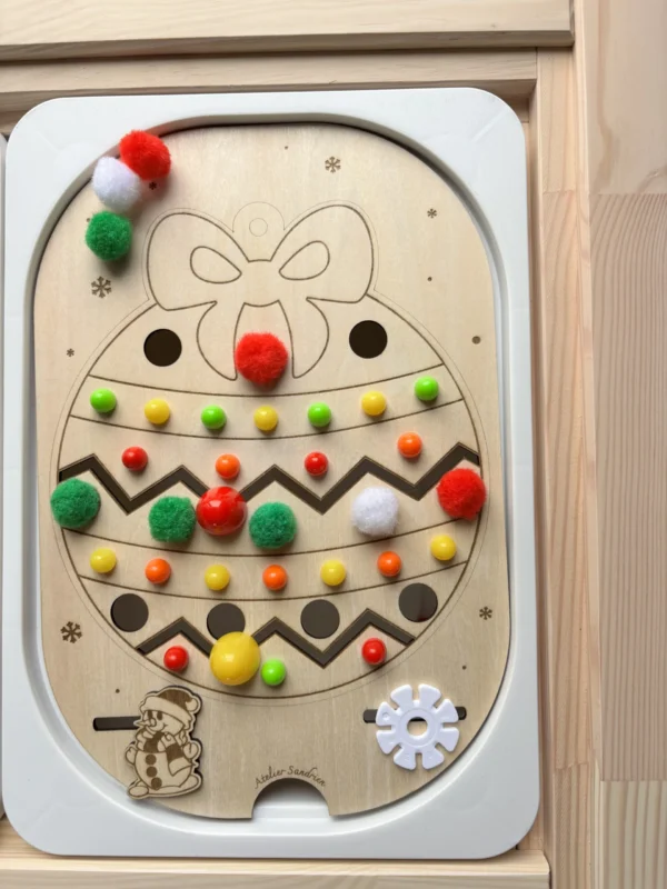Insert sensoriel en bois boule de noël décorée - motricité fine